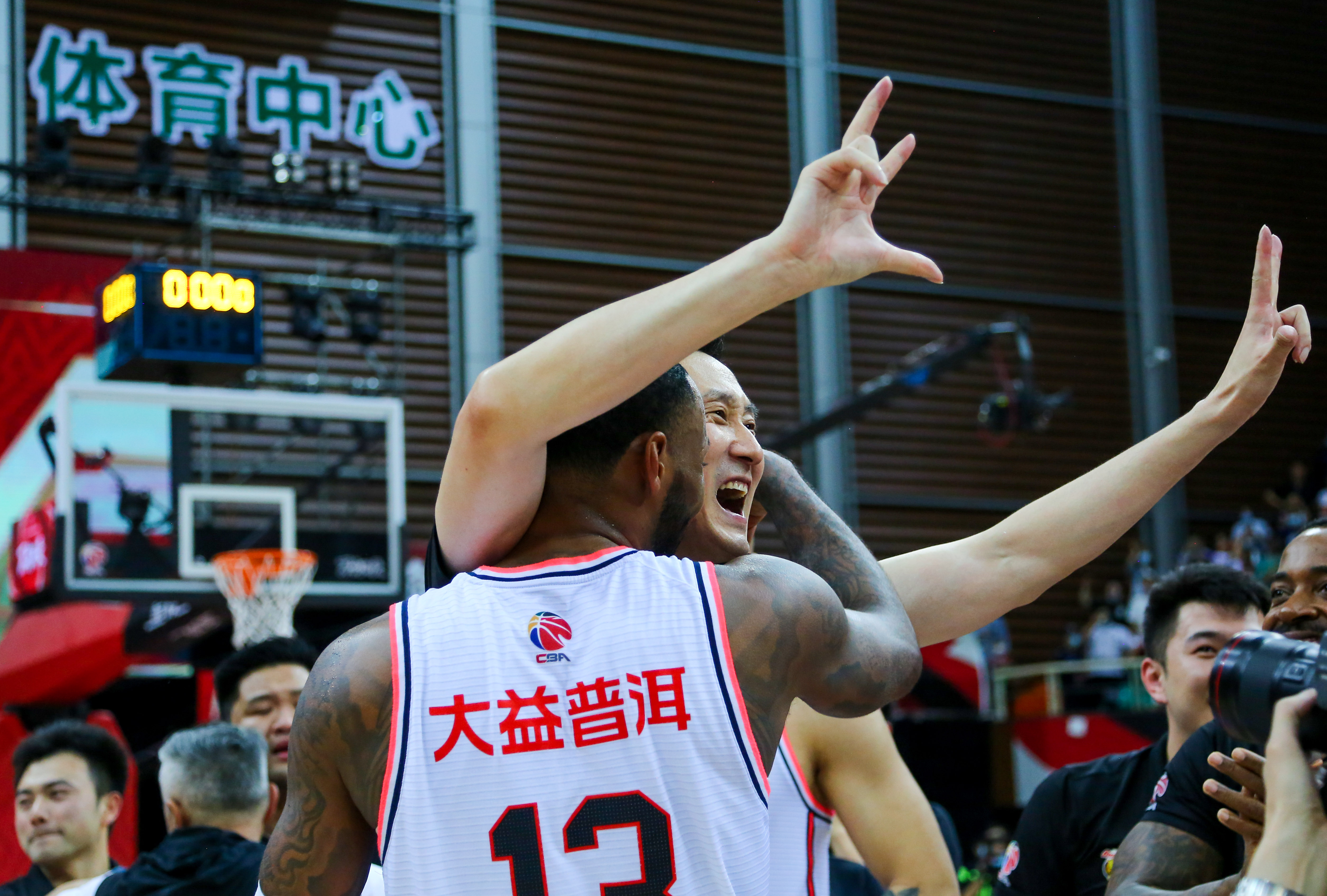 刚刚！本菲卡围绕足总杯手感冰凉广东宏远豪取连胜备战国王杯，浓眉哥与40激战公牛分钟