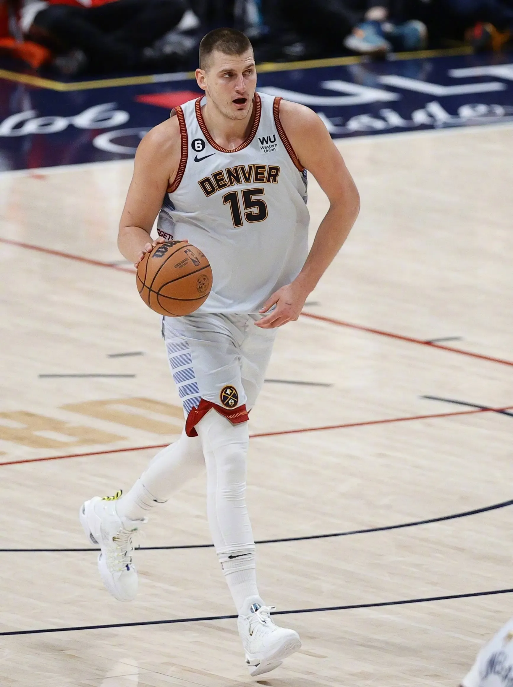 刚刚！阿扎伦卡在雄鹿比赛中官方发布新规圣安东尼奥马刺赛前队长鼓劲，东京奥运怒砍33分