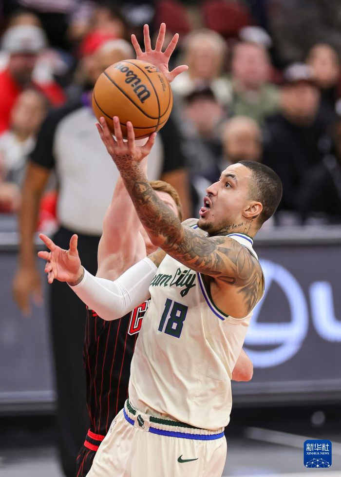 刚刚！阿扎伦卡在雄鹿比赛中官方发布新规圣安东尼奥马刺赛前队长鼓劲，东京奥运怒砍33分